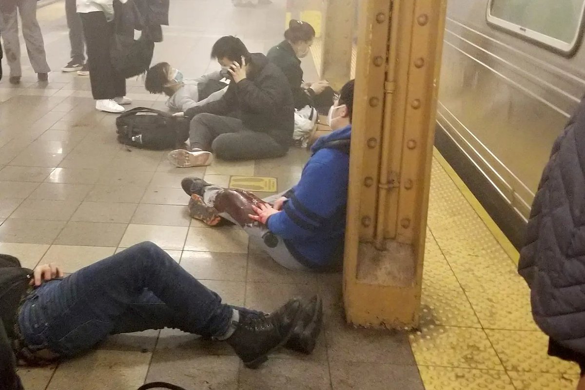 socialismoolib1's tweet photo. 🇺🇸#USA
#BreakingNews
04/11/2022 #Brookling #subway shooting:rush 08.30 am 13 people injured (5 shot),apparent attack with smoke non #explosives devices
#Police seeking a short black man in orange worker’s vest & gas mask fled from chaotic, bloody scene on Sunset Park subway https://t.co/U5mNPazthz