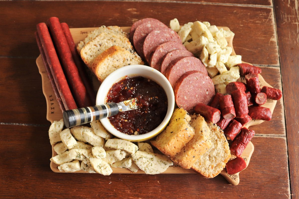 PlaggeVal's tweet photo. After attending a Charcuterie Class with GrazeBox and #CommonGroundIA I was inspired to make my own charcuterie board and decided to feature different Iowa products. Learn about these #shopIowa food products here: https://t.co/KPoGGozTW0 #iowafoodie #charcuterie https://t.co/msqc6UUuu6