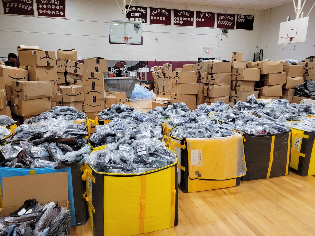 POWERLIVING's tweet photo. @amazon THANK YOU for your generous clothing donations to our nonprofit to help the homeless. We have over 235k pieces of clothing to sort and repack for our upcoming event giving these away for FREE. We DESPERATELY NEED YOUR HELP with Amazon totes!! Can you please drop some off? https://t.co/0Gi0hhdpVo