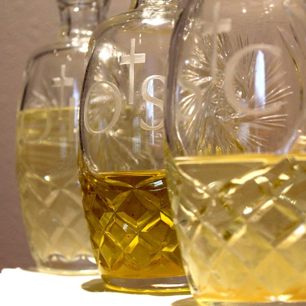 gbfranciscans's tweet photo. The #Holy #Oils administered throughout the year originate at this afternoon's #Chrism #Mass, a #HolyWeek ritual. The local #bishop #blesses the Oil of #Catechumens, Oil of the #Sick, and Sacred Chrism. The oils are then distributed to the parishes and institutions. https://t.co/GzUlZbJxTX