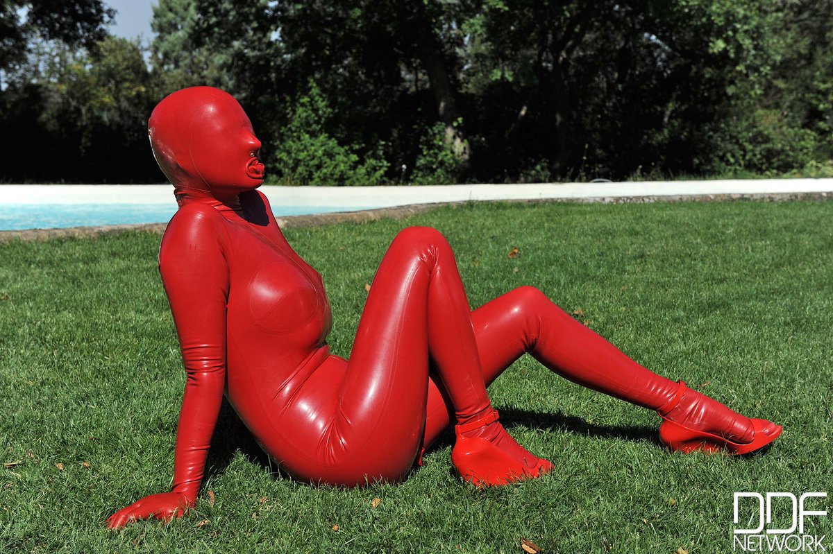King_Buxton's tweet photo. When the weather warms up, it's a good idea to take your #heavyrubber #totalenclosure doll to get a little sunshine!!

But it's nigh on impossible to get them to behave themselves!!

#latex #fuckdoll #condomcatsuit @BrookeMaddis0n https://t.co/CbaMl45tdQ