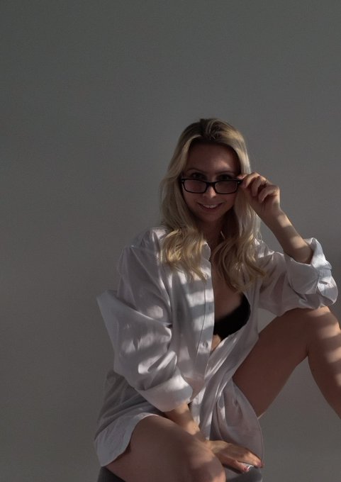 Vergesse irgendwie immer das ich auch Twitter habe 😅🤪🤦🏼&zwj;♀️ #Twitter #girl #streamerin #gamerin #hot #glasses<a href="/tag/girl"class="tags"><span>#girl</span></a><a href="/tag/hot"class="tags"><span>#hot</span></a><a href="/tag/curlyhair"class="tags"><span>#curlyhair</span></a><a href="/tag/glasses"class="tags"><span>#glasses</span></a><a href="/tag/twitter"class="tags"><span>#twitter</span></a><a href="/tag/streamerin"class="tags"><span>#streamerin</span></a>
