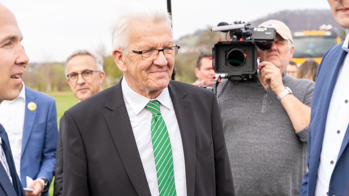 Ministerpräsident #Kretschmmann ist heute vor Ort in #WeilheimTeck, um sich mit den Bürger*innen über die geplante Brennstoffzellenfabrik #CellCentric auszutauschen. Die Fabrik ist eine große Chance für #BadenWürttemberg, da sie eine Schlüsseltechnologie für die #Energiewende ist
