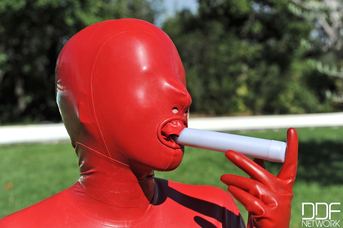 King_Buxton's tweet photo. When the weather warms up, it's a good idea to take your #heavyrubber #totalenclosure doll to get a little sunshine!!

But it's nigh on impossible to get them to behave themselves!!

#latex #fuckdoll #condomcatsuit @BrookeMaddis0n https://t.co/CbaMl45tdQ