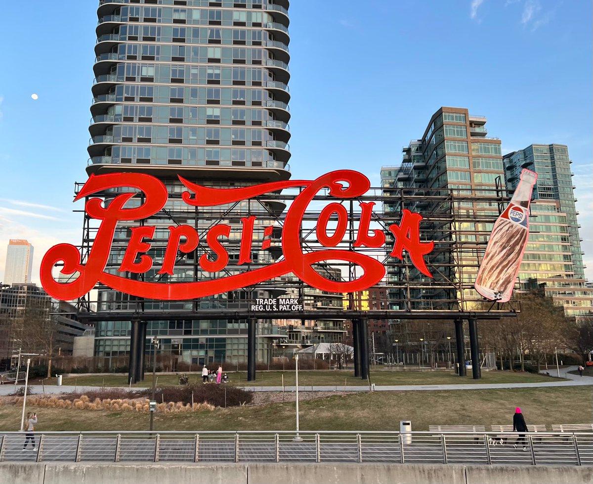 NYPAProject's tweet image. #onthisday: 4/12/2016 the last remnant of the Pepsi-Cola bottling plant in LIC was landmarked. In an era of transformation it reminds passersby of the community's industrial past.

📸: Abigail McMahon

#nypap #historicpreservation #pepsi #queens #nyc