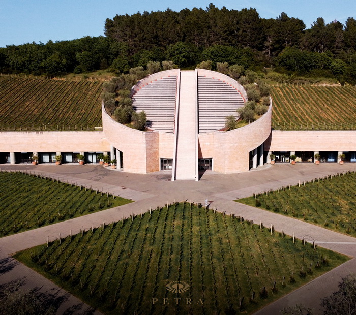NuovoFaceMag's tweet photo. Le Cattedrali del #Vino • 

Dalla Maremma alla Provenza, dalla Spagna al Chianti, la perfezione del gusto sposa il genio degli #archistar. E la cantina si fa #Arte. 😍

👉 https://t.co/CkDCUZkJlD https://t.co/GSZD28HUyq