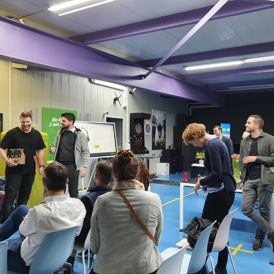 Die #JungeWirtschaftskammer zu Besuch bei den sich jung fühlenden #Schnydär's. Es war ein toller Abend mit spannenden Geschichten rundum Kommunikation, Strümpfe und Insekten als kreativer Appetizer. #Santé! 🚀