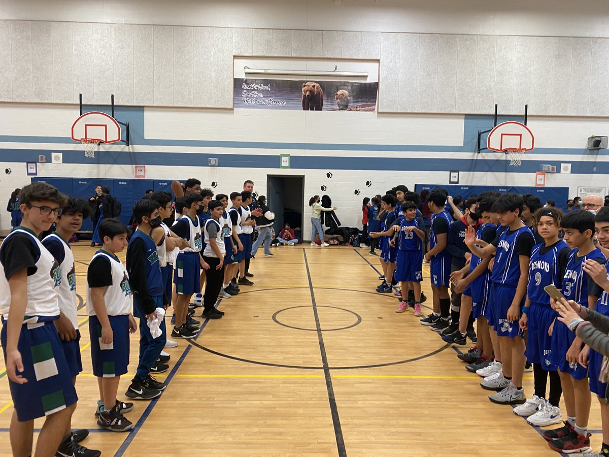 MrLaird_Teacher's tweet photo. Boyne Bears Boys Basketball against ⁦@DesmondHDSB⁩ - a great game last week - this is the ‘new normal’ post game ‘good game’ handshake - face your opponent, nod and clap #keepeveryonehealthy ⁦@BOYNEhdsb⁩ https://t.co/9704I2UGx8