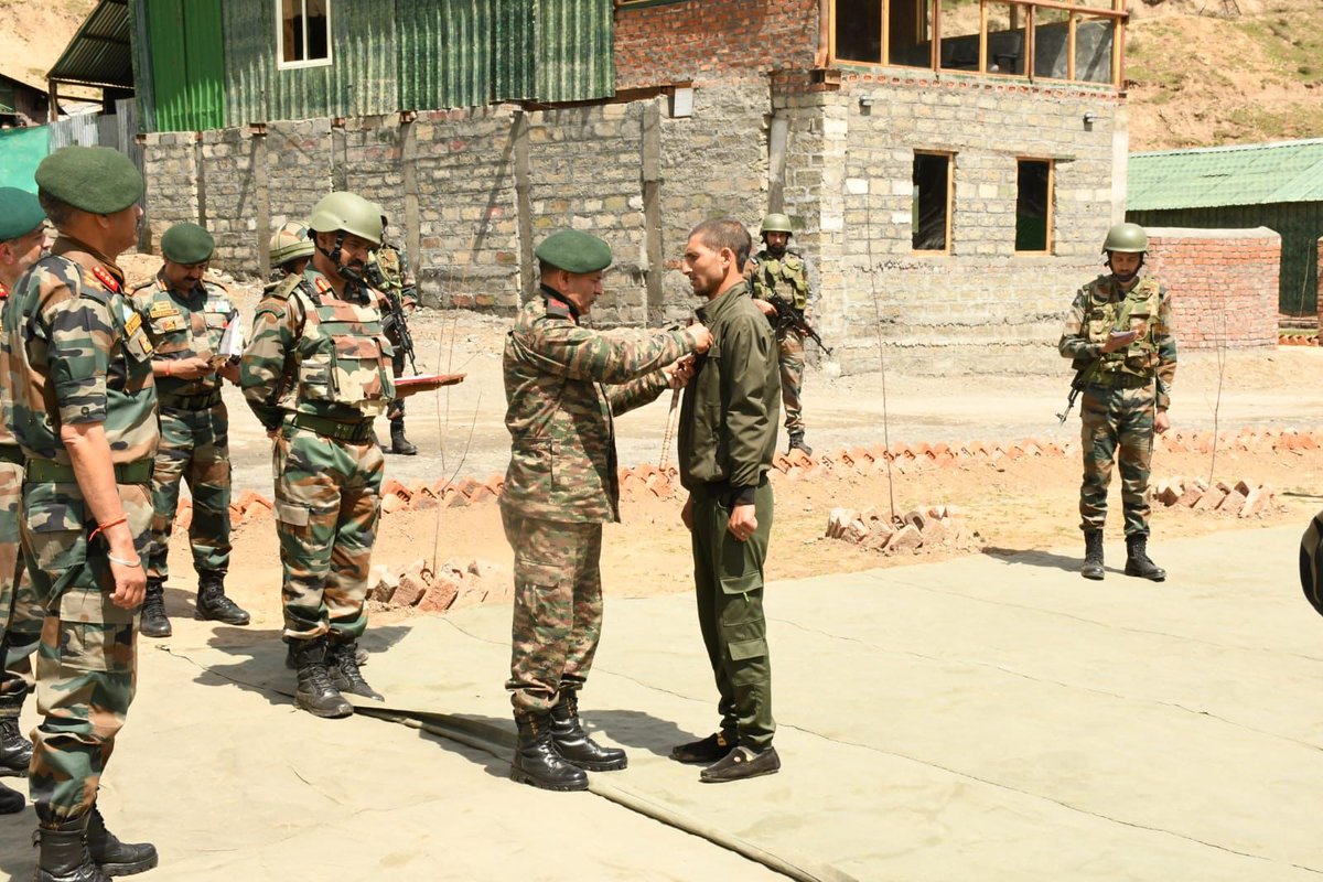 ChinarcorpsIA's tweet photo. #LtGenUpendraDwivedi, #ArmyCdrNC &amp; #ChinarCorps Cdr interacted with villagers during visit to forward areas on 11 Apr 22. He applauded villagers for their positive outlook, high motivation &amp; strong national spirit. Assured them of all possible help from Army.

@NorthernComd_IA https://t.co/HiEaihyezc