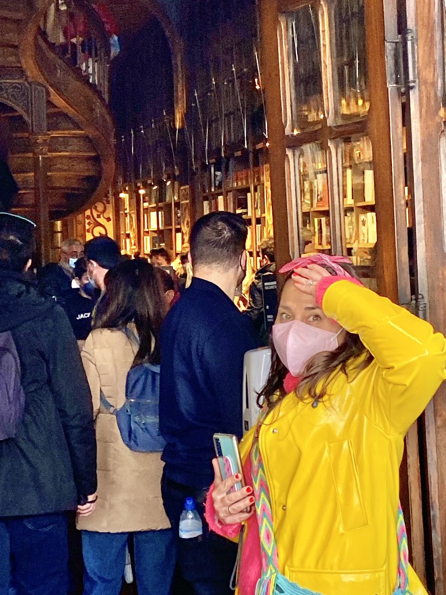 organizotuviaje's tweet photo. Estamos dentro de la #librerialello, pero esto es una locuraaaaa #harrypotter ✔️ Hemos comprado “el libro de la selva” en inglés y el acceso ha sido sin esperas. #oporto #portugal https://t.co/qf5IXOAUwG