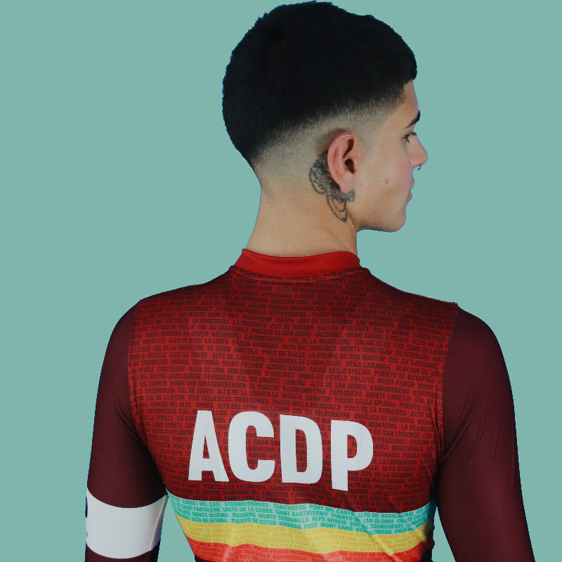 ACDPeloton's tweet photo. ¡Ya a la venta la #EquipaciónACDP 2022!

❤️ Por delante, nuestros #FansACDP.
🏔️ Por detrás, lugares míticos ciclistas.

🍷 𝑼𝒏𝒂 𝒗𝒊𝒏𝒐𝒕𝒊𝒏𝒕𝒐 𝑼́𝑵𝑰𝑪𝑨.

Con la compra APOYAS directamente el proyecto.

Disponible en https://t.co/VL4mlcrPs5➡️https://t.co/AfHTuyZYwR