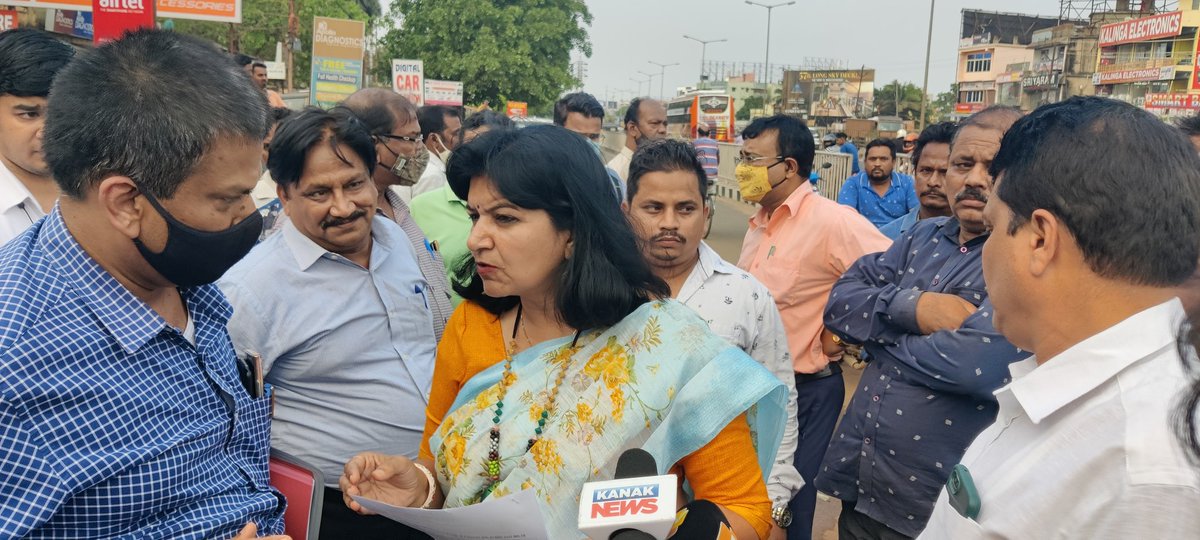 AprajitaSarangi's tweet image. Palasuni Square in BBSR is an accident prone area.Recently there was an accident there. Residents complained. In response, I visited the spot today with NHAI officials.Discussed with all. A Foot Over Bridge of Rs 2 crore will be constructed. Work will start soon. All shd be safe.