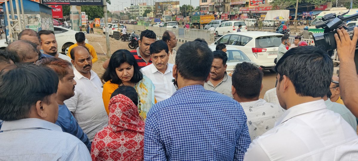 AprajitaSarangi's tweet image. Palasuni Square in BBSR is an accident prone area.Recently there was an accident there. Residents complained. In response, I visited the spot today with NHAI officials.Discussed with all. A Foot Over Bridge of Rs 2 crore will be constructed. Work will start soon. All shd be safe.