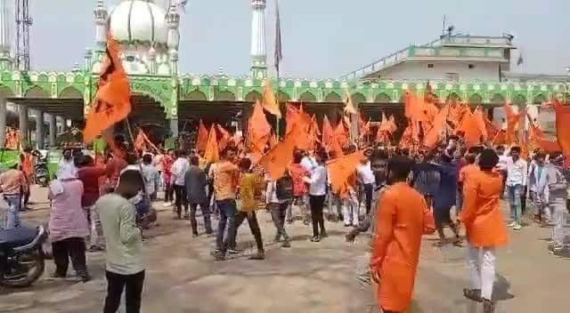 ukh321's tweet photo. Hundreds of Hindutva miscreants waved saffron flags on the mosque in the Samastipur district of Bihar state #IndianMuslimGenocideAlert https://t.co/6ok0jpsnAe