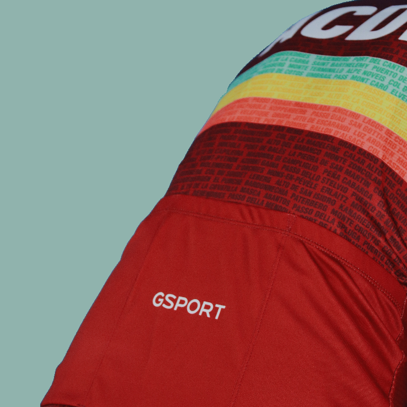 ACDPeloton's tweet photo. ¡Ya a la venta la #EquipaciónACDP 2022!

❤️ Por delante, nuestros #FansACDP.
🏔️ Por detrás, lugares míticos ciclistas.

🍷 𝑼𝒏𝒂 𝒗𝒊𝒏𝒐𝒕𝒊𝒏𝒕𝒐 𝑼́𝑵𝑰𝑪𝑨.

Con la compra APOYAS directamente el proyecto.

Disponible en https://t.co/VL4mlcrPs5➡️https://t.co/AfHTuyZYwR