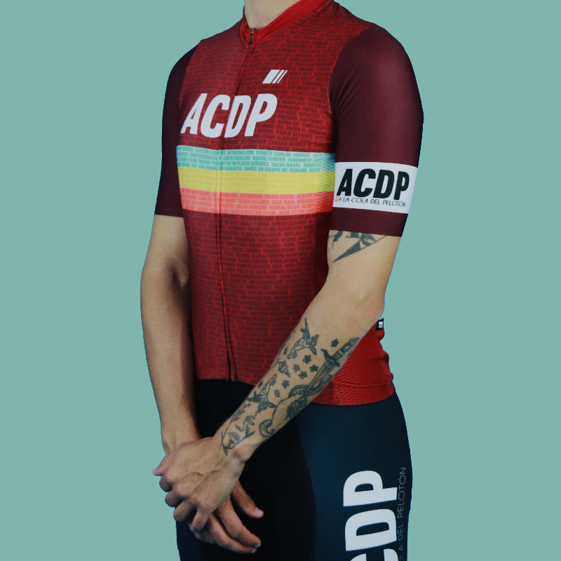 ACDPeloton's tweet photo. ¡Ya a la venta la #EquipaciónACDP 2022!

❤️ Por delante, nuestros #FansACDP.
🏔️ Por detrás, lugares míticos ciclistas.

🍷 𝑼𝒏𝒂 𝒗𝒊𝒏𝒐𝒕𝒊𝒏𝒕𝒐 𝑼́𝑵𝑰𝑪𝑨.

Con la compra APOYAS directamente el proyecto.

Disponible en https://t.co/VL4mlcrPs5➡️https://t.co/AfHTuyZYwR