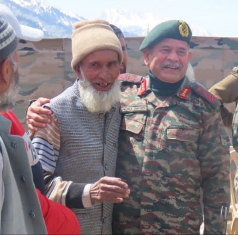 ChinarcorpsIA's tweet photo. #LtGenUpendraDwivedi, #ArmyCdrNC &amp; #ChinarCorps Cdr interacted with villagers during visit to forward areas on 11 Apr 22. He applauded villagers for their positive outlook, high motivation &amp; strong national spirit. Assured them of all possible help from Army.

@NorthernComd_IA https://t.co/HiEaihyezc