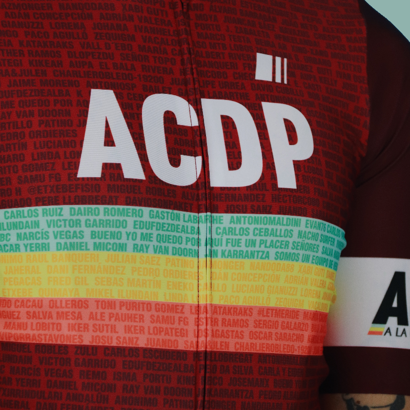 ACDPeloton's tweet photo. ¡Ya a la venta la #EquipaciónACDP 2022!

❤️ Por delante, nuestros #FansACDP.
🏔️ Por detrás, lugares míticos ciclistas.

🍷 𝑼𝒏𝒂 𝒗𝒊𝒏𝒐𝒕𝒊𝒏𝒕𝒐 𝑼́𝑵𝑰𝑪𝑨.

Con la compra APOYAS directamente el proyecto.

Disponible en https://t.co/VL4mlcrPs5➡️https://t.co/AfHTuyZYwR