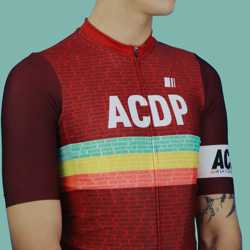 ACDPeloton's tweet photo. ¡Ya a la venta la #EquipaciónACDP 2022!

❤️ Por delante, nuestros #FansACDP.
🏔️ Por detrás, lugares míticos ciclistas.

🍷 𝑼𝒏𝒂 𝒗𝒊𝒏𝒐𝒕𝒊𝒏𝒕𝒐 𝑼́𝑵𝑰𝑪𝑨.

Con la compra APOYAS directamente el proyecto.

Disponible en https://t.co/VL4mlcrPs5➡️https://t.co/AfHTuyZYwR