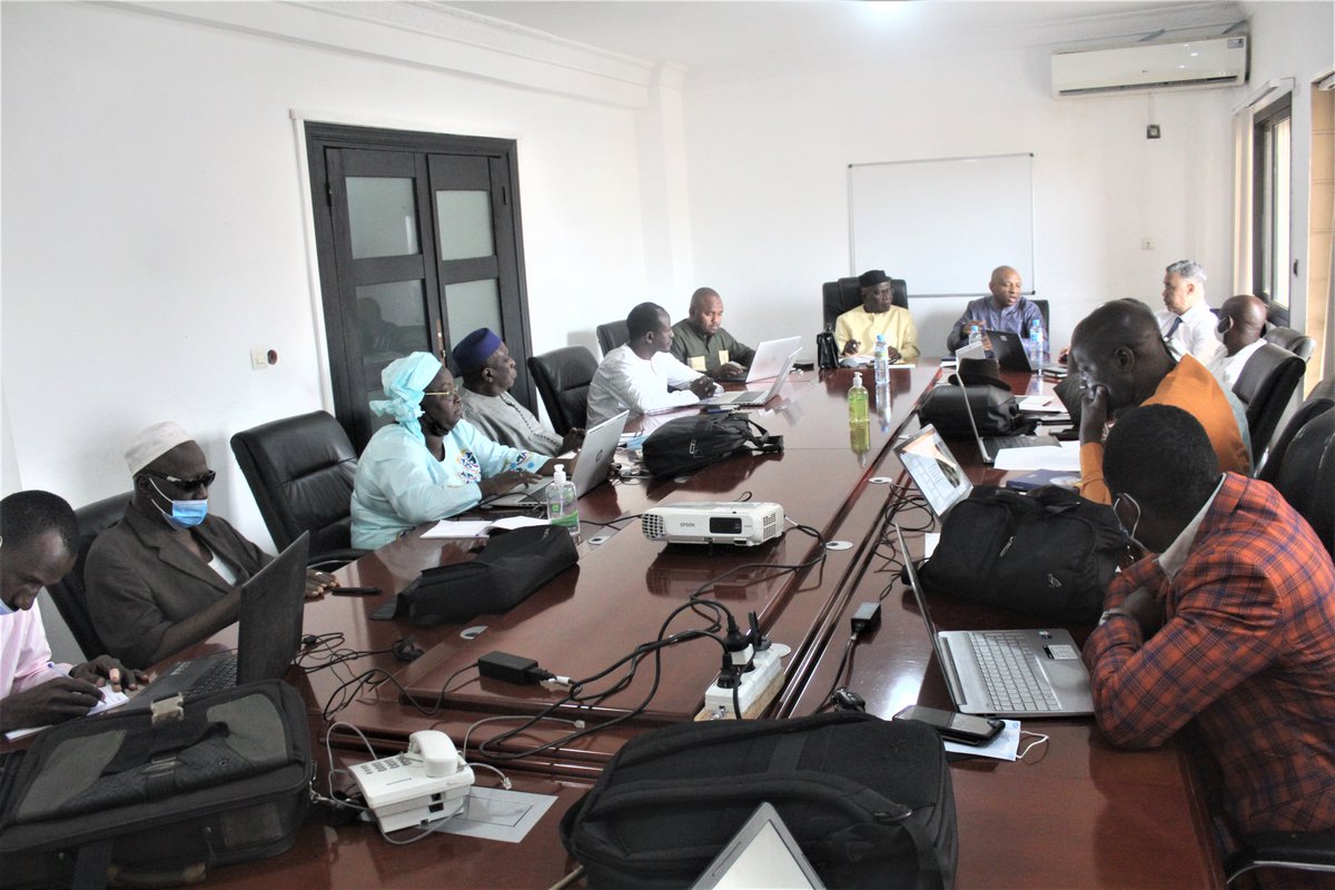BoCEJGuinee's tweet photo. Démarrage ce vendredi 8 avril de la Mission de supervision de la #Banque_mondiale du #Projet_BoCEJ. Le Chef de la mission, M. Tama en séance de travail avec les membres de l'unité de gestion et des représentants des institutions de formation bénéficiaires du #Fonds_compétitif. https://t.co/hbFkj4hJKt