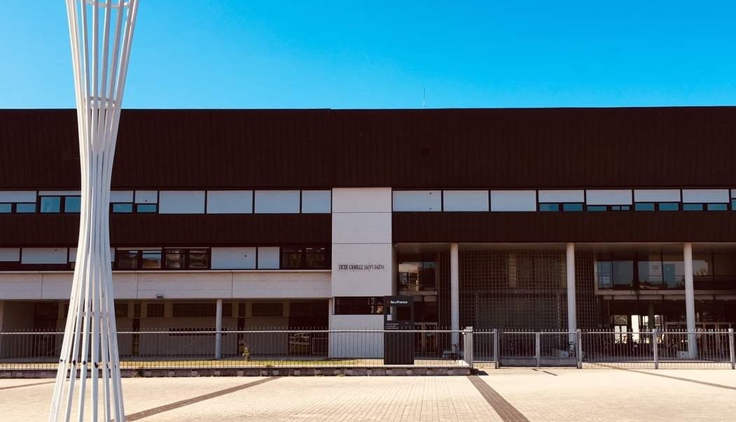 La <a href="/LigneH_SNCF/">Ligne H</a> était présente ce matin au #Lycée Camille Saint-Saëns de <a href="/Ville_DLB/">Deuil-La Barre</a> ✍️
6 classes de Seconde sensibilisées :
👉 #Sécurité ferroviaire
👉 Lutte contre les incivilités
👉 Politique de #mixité de l'entreprise 
Des échanges passionnants avec des jeunes intéressés 🤝