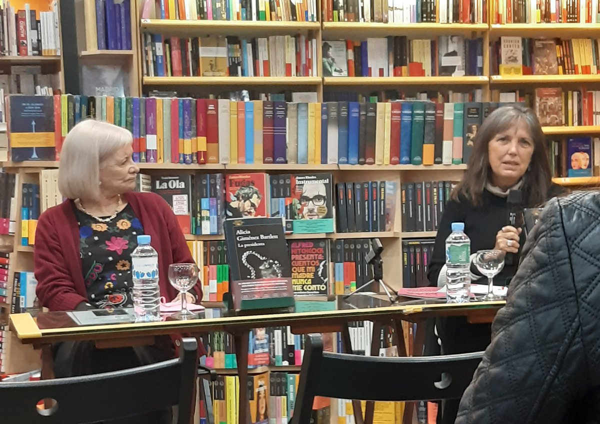 #Charla: Alicia Giménez Bartlett trae un cambio de aires con su nuevo libro "La presidenta". El jueves 7 ha presentado en la librería Machado junto a Claudia Piñeiro a las dos nuevas protagonistas: Berta y Marta Miralles, inspectoras nuevas en el oficio.

saberdelibros.wordpress.com/2022/04/12/ali…