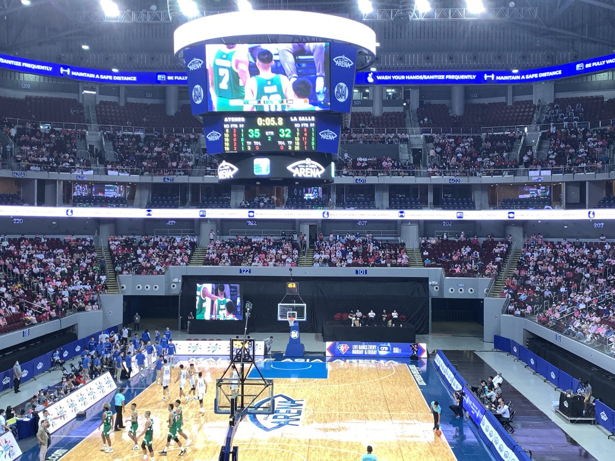 newswatchplusph's tweet photo. LOOK: It’s a sea of pink inside the Mall of Asia Arena as fans from rival schools Ateneo and La Salle join forces to show support for presidential candidate VP Leni Robredo | @PaulineVerzosa https://t.co/jl59OX2ZII