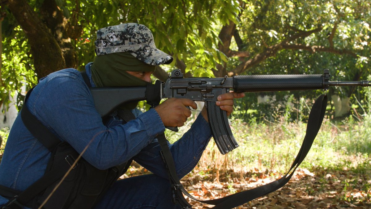 callirachel's tweet photo. In #Michoacan, locals have begun arming themselves into militias to protect avocado farms against cartels. These guys were doing patrols + vehicle checks when we joined them. The day we filmed, many were called away to fight the Jalisco Cartel in a neighbouring town. #DatelineSBS https://t.co/7DvqtqZ2P9