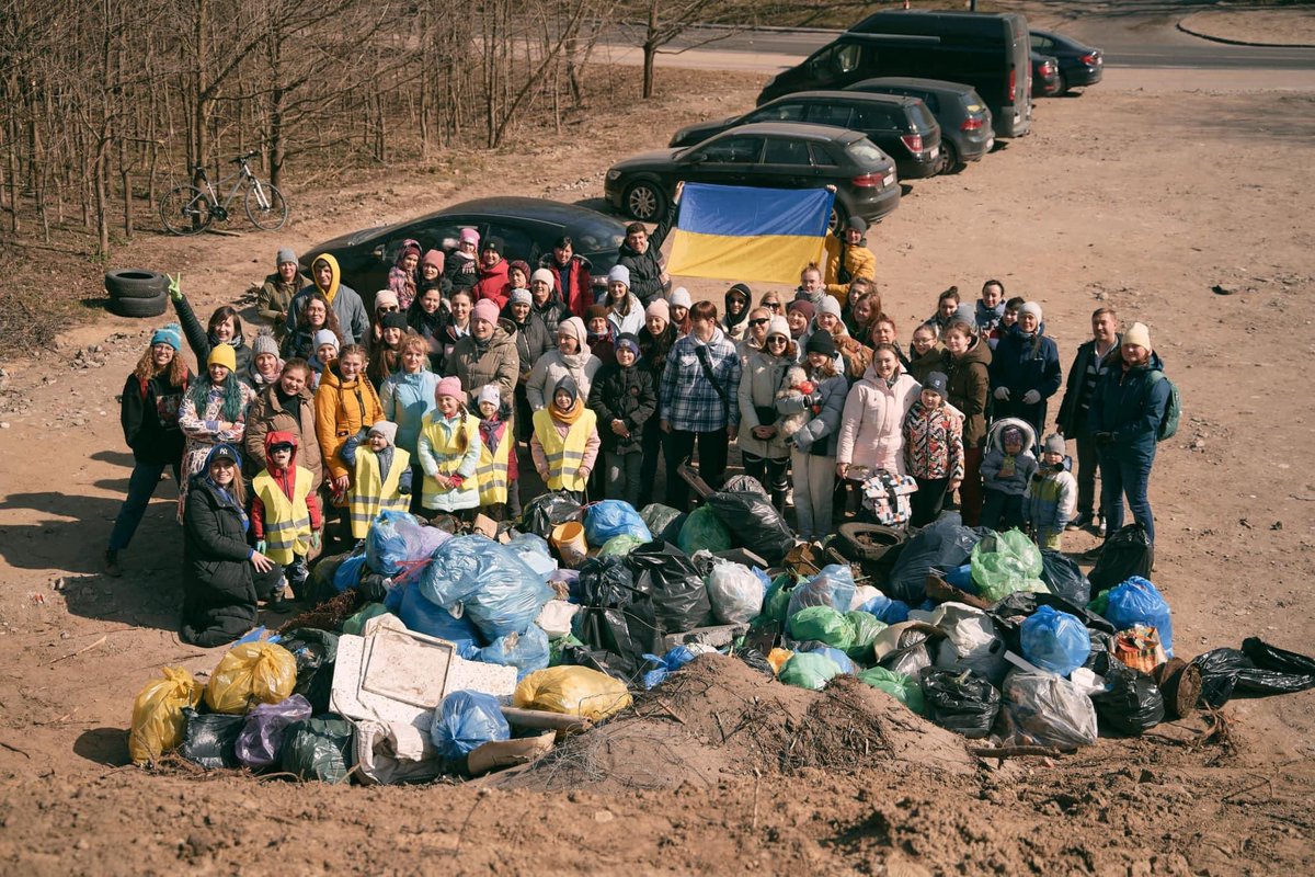 visegrad24's tweet photo. Ukranian refugees clean up a park in Poland as a thank you gesture. 🇵🇱🇺🇦 https://t.co/8e4V1w3omh
