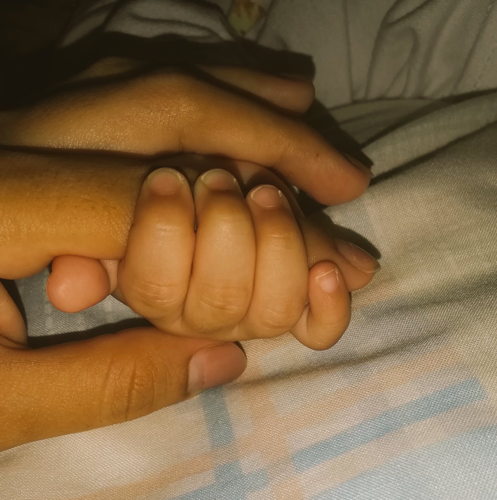 karen_ktop's tweet photo. Tranquila gordita, aquí está mamá... 😔 https://t.co/IRdD80ouVD