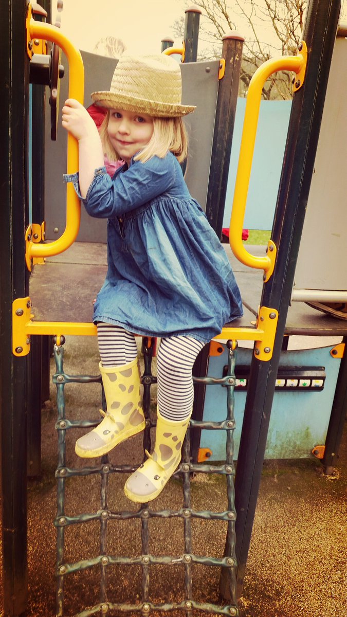 AbbiesArmy's tweet photo. All our love is with @rennick_julia today as we remember beautiful Sofia 3 years after her passing to #DIPG. Her heart-broken Mummy is so amazing and spends many difficult days trying to help others 💗https://t.co/tU8HTatpk9 https://t.co/QZWRZ0uqJE