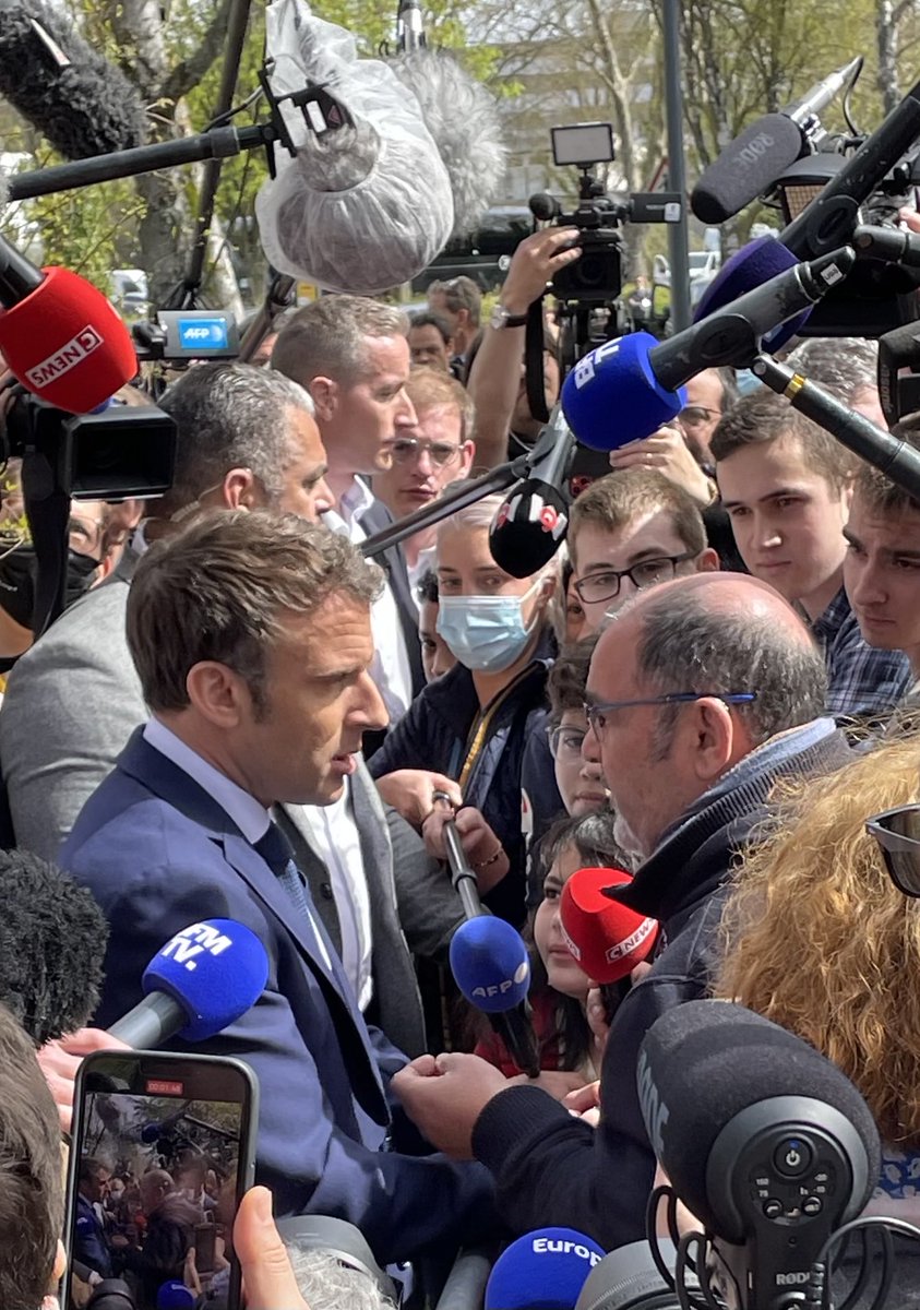 thkirchner's tweet photo. #Macron in Mulhouse. Streitgespräch mit einem Krankenpfleger. Der hat Zemmour gewählt in der ersten Runde. Hinterher sagt er, er sei jetzt am Zweifeln. https://t.co/tABrlT8IiB