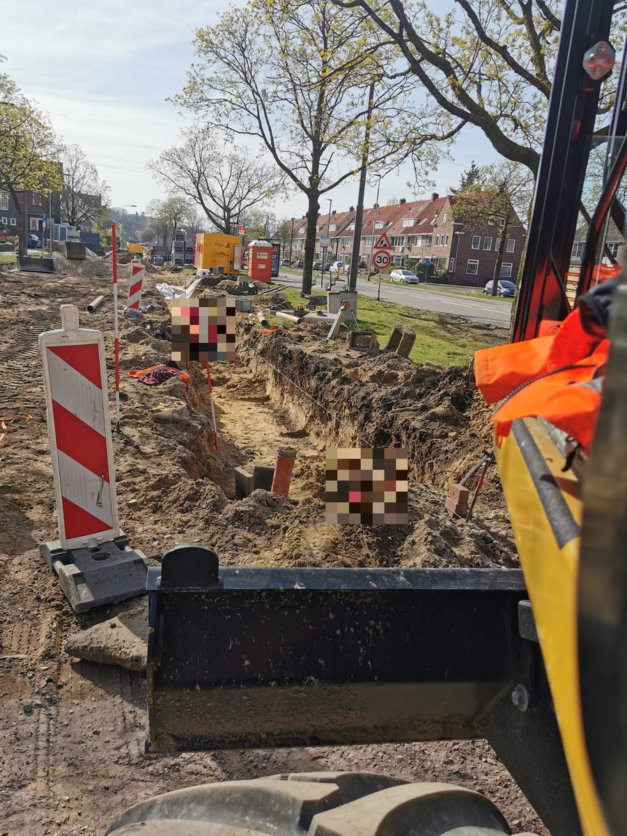 InfraVan's tweet photo. Voor onze vast opdrachtgever de @Gemeentearnhem hebben wij het #project “oplossen wateroverlast Cattepoelseweg” in uitvoering.

🟡🔴 👷🏻‍♂️👷🏻‍♀️ 🚧 🚮 🦺 ♻️ 🚛

#vandalen #infra &amp; #milieu #containers #reiniging #huissen #arnhem https://t.co/NQuDZ5OIPq