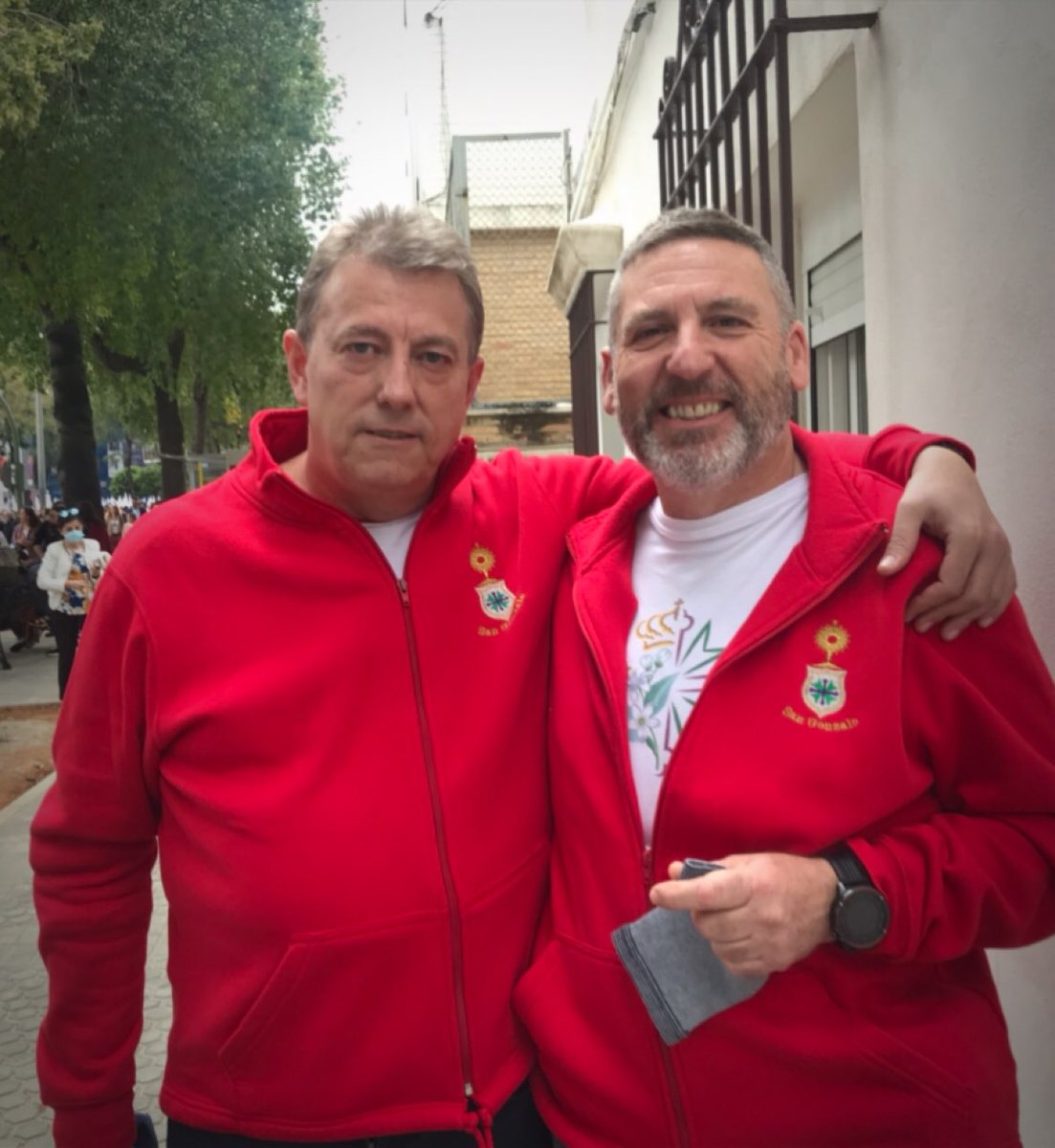 maoliver00's tweet photo. Después de muchos años juntos en el Soberano, ayer mi amigo Cristobal, 36 años como costalero del Señor, dijo adiós a toda una vida entre las trabajaderas, se marcha un hombre honrado y un grandísimo costalero.
Fue un honor disfrutar y sufrir tantos Lunes Santos contigo. https://t.co/Z5N0oFCaru