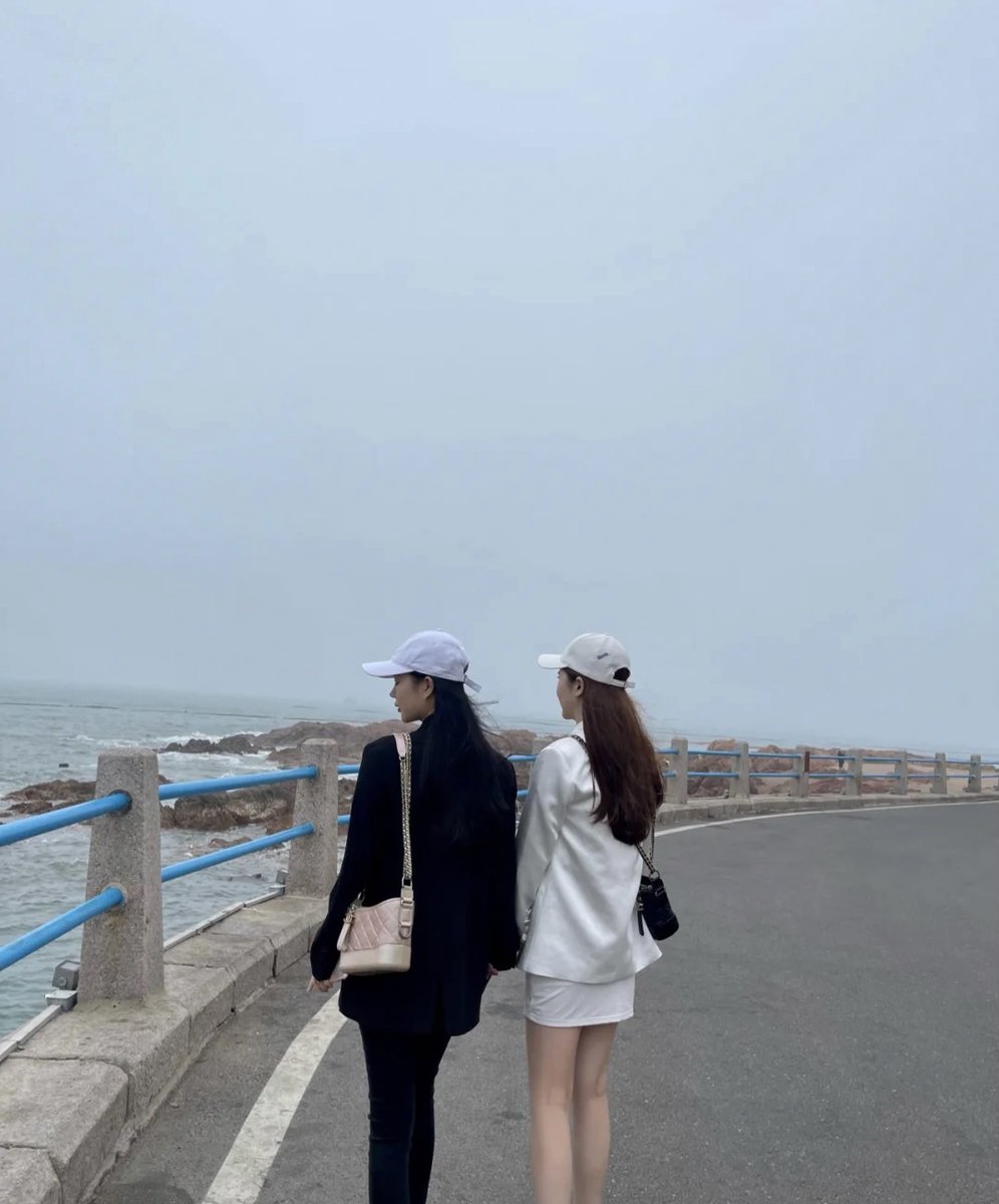 和闺蜜一起散步