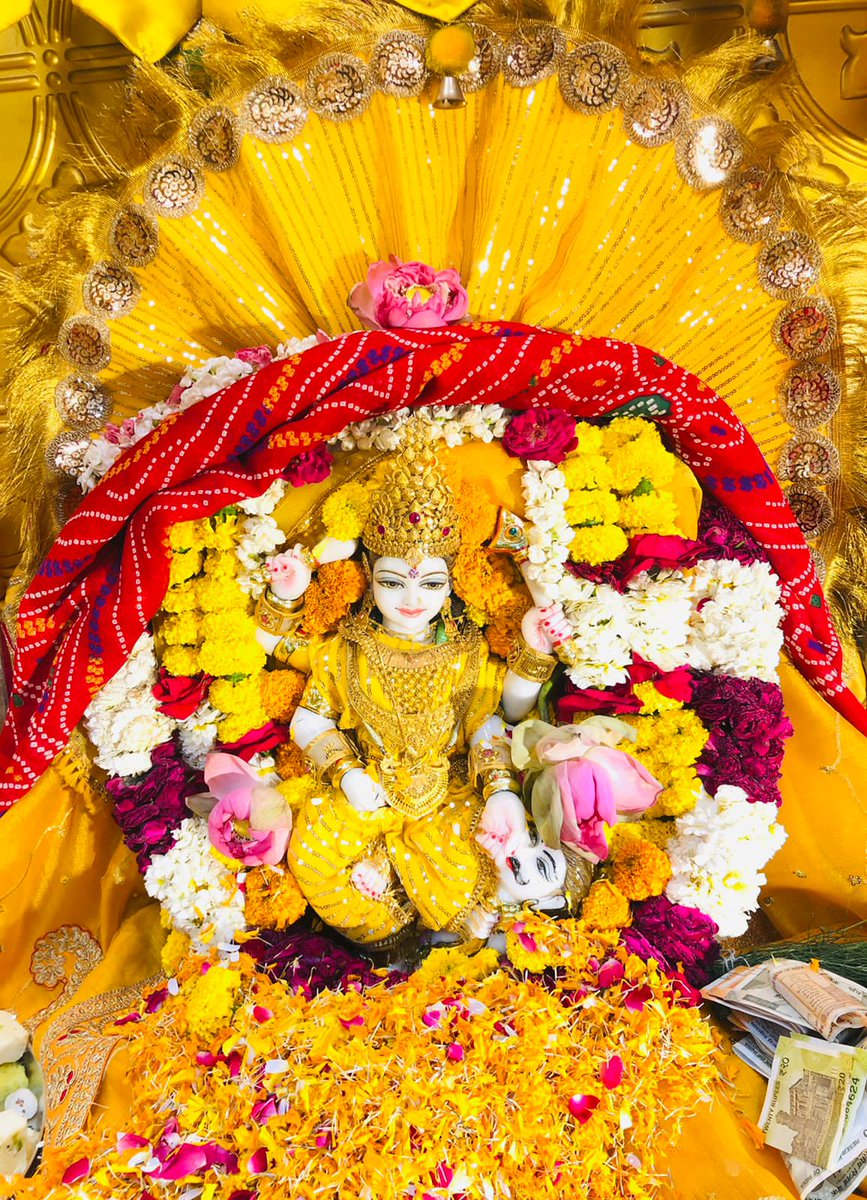 baglamukhipuja's tweet photo. मन को अनन्य भाव से एकनिष्ठ कर मनुष्य को सदैव माँ बगलामुखी के पादारविन्दों का ध्यान करना चाहिए। https://t.co/k4qIH6HOjU