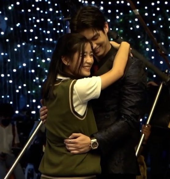 VerbenaAster's tweet photo. Bright is too shy so he rest his head on Tu. What is wrong with these two?? For real tho anyway I luv how he hold her waist 

#F4ThailandFinalEP 
#bbrightvc #tontawan_t #ไบร์ทตู #brighttu #F4Thailand #ThymeGorya https://t.co/uOQBr2QZmd