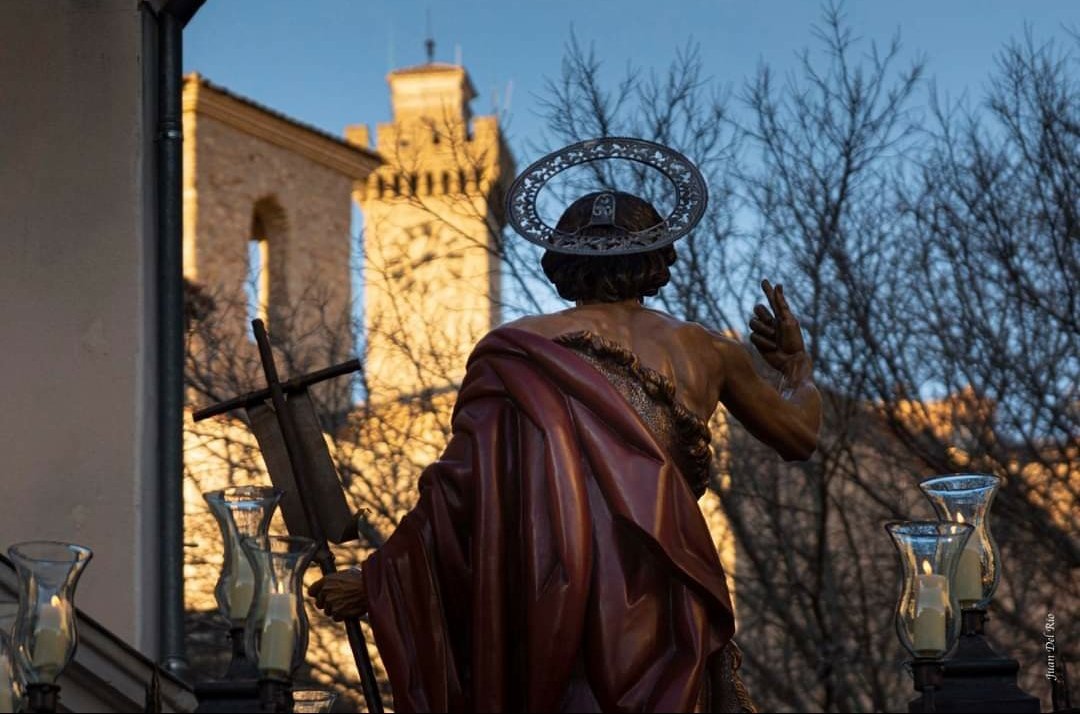 SSantaCuenca's tweet photo. Martes Santo en Cuenca es Martes de Perdón. La procesión de #PerdonJdC comienza a las 19h en la Iglesia del Salvador, con la salida de las Hdades de San Juan Bautista y el Cristo de la Luz, que portan las imágenes de San Juan y María Magdalena respectivamente #SSantaCuenca22 https://t.co/uEC5VFIDBC