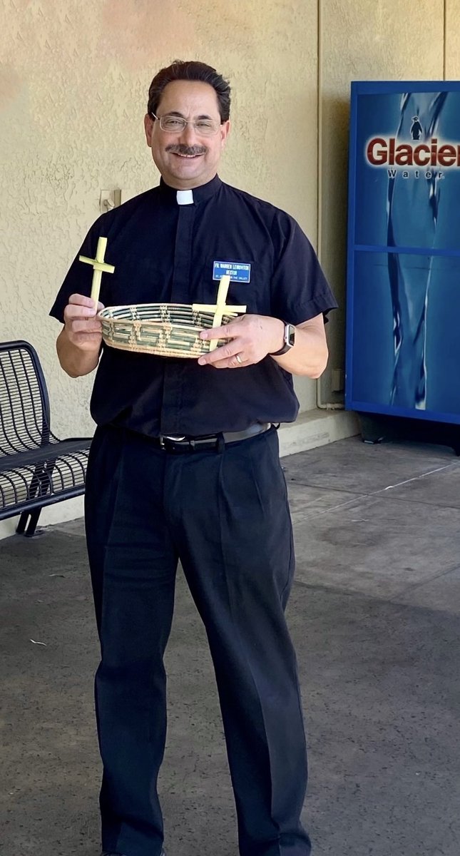 RevWarrenL's tweet image. “Crosses to Go!”
I gave out 80+ crosses in front of Safeway after church! 
(St. Francis in the Valley, Green Valley, AZ)