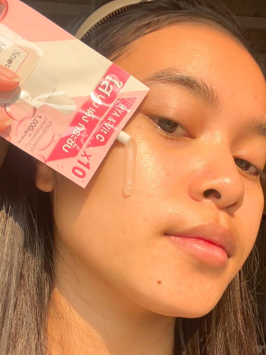 mmtd_tpw's tweet photo. ต้องลอง #เซรั่มผิวใส #Snowgirl Miracle White Serum ตัวนี้ช่วยลดจุดด่างดำ ให้ความชุ่มชื้นกับผิวได้ดีมาก ๆ ผิวเนียนนุ่ม ปรับผิวให้กระจ่างใส ใช้หมดไปสองซองรู้สึกได้เลยว่าผิวนุ่มและกระจ่างใสขึ้น ดีย์!! ซองละ 49.- พกความสวยอัดแน่นเต็มซอง คุ้ม 💗 #ครีมซองเซเว่น #รีวิวเซเว่น https://t.co/Ju7RHgLbQN