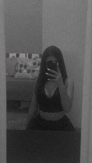 Chl0eDubois's tweet photo. RT si toi aussi tu veut une surprise dans tes DM 🥵🔞 https://t.co/7u6LJmRaBi