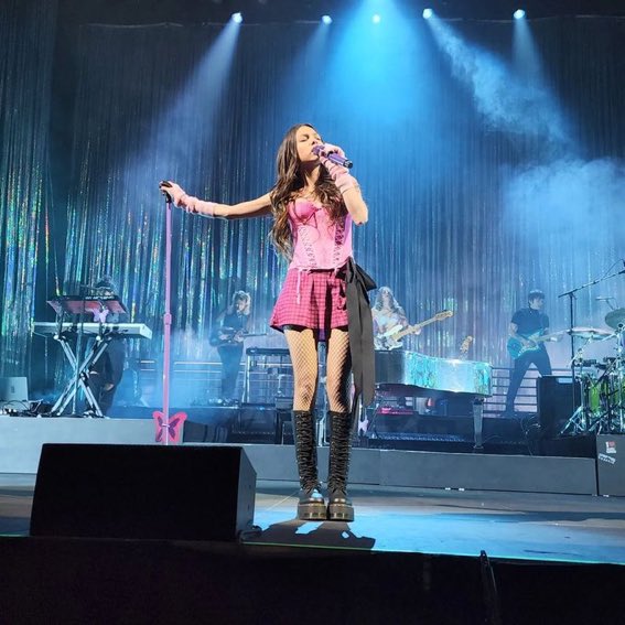Nuevo outfit de olivia para el Sour Tour!