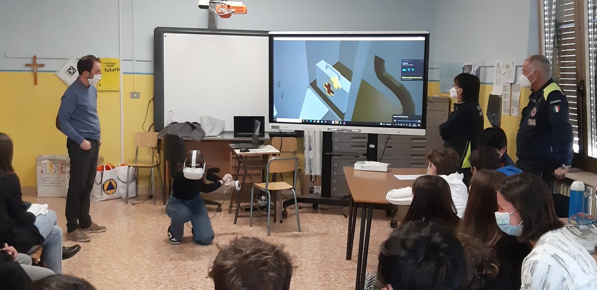 ProCivPiemonte's tweet photo. Progetto Risk-Act: in gioco con i ragazzi della classe terza B dell'istituto Comprensivo di Revello, dove oggi si è svolto il terzo incontro del progetto #riskact. Gli alunni hanno "giocato" con il videogioco realizzato da @PoliTOnews con @ProCivPiemonte https://t.co/H2KvSLSVSU