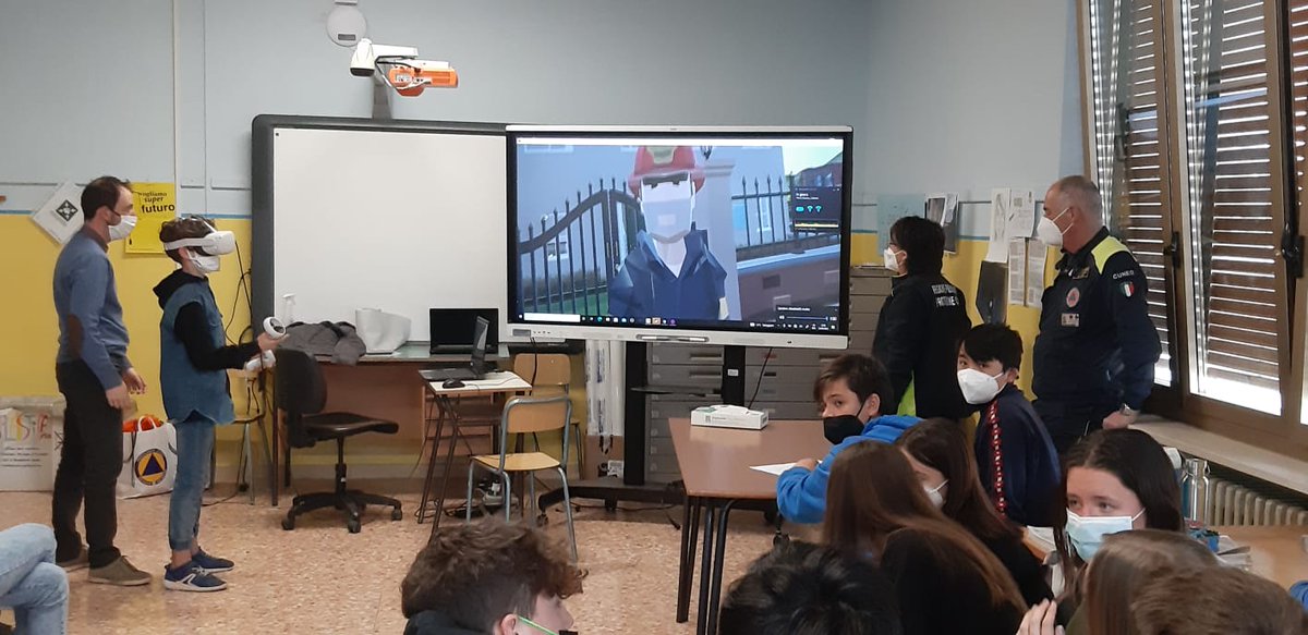 ProCivPiemonte's tweet photo. Progetto Risk-Act: in gioco con i ragazzi della classe terza B dell'istituto Comprensivo di Revello, dove oggi si è svolto il terzo incontro del progetto #riskact. Gli alunni hanno "giocato" con il videogioco realizzato da @PoliTOnews con @ProCivPiemonte https://t.co/H2KvSLSVSU