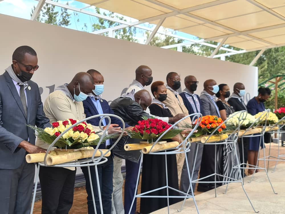 PSF_Rwanda's tweet photo. Urugaga rw'Abikorera mu Rwanda (PSF) rwasuye Urwibutso rwa Kigali mu rwego rwo kwibuka no kunamira abazize Jenoside yakorewe Abatutsi muri 1994, by'umwihariko abari Abacuruzi mu mujyi wa Kigali no mu Rwanda hose. https://t.co/fQYbSbYjJM