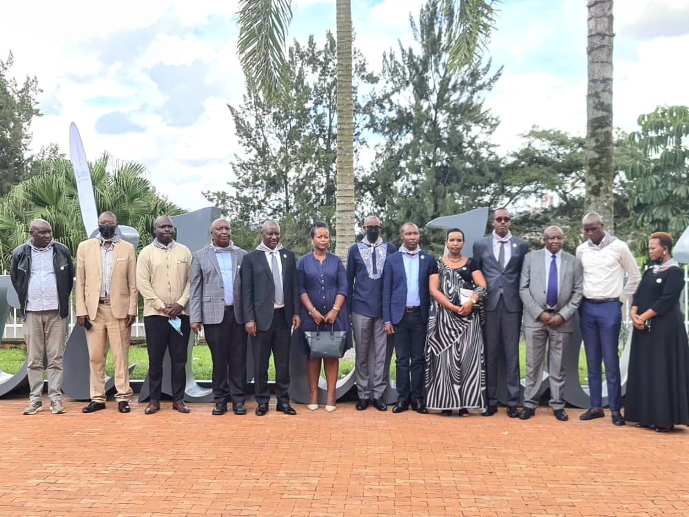 PSF_Rwanda's tweet photo. Urugaga rw'Abikorera mu Rwanda (PSF) rwasuye Urwibutso rwa Kigali mu rwego rwo kwibuka no kunamira abazize Jenoside yakorewe Abatutsi muri 1994, by'umwihariko abari Abacuruzi mu mujyi wa Kigali no mu Rwanda hose. https://t.co/fQYbSbYjJM