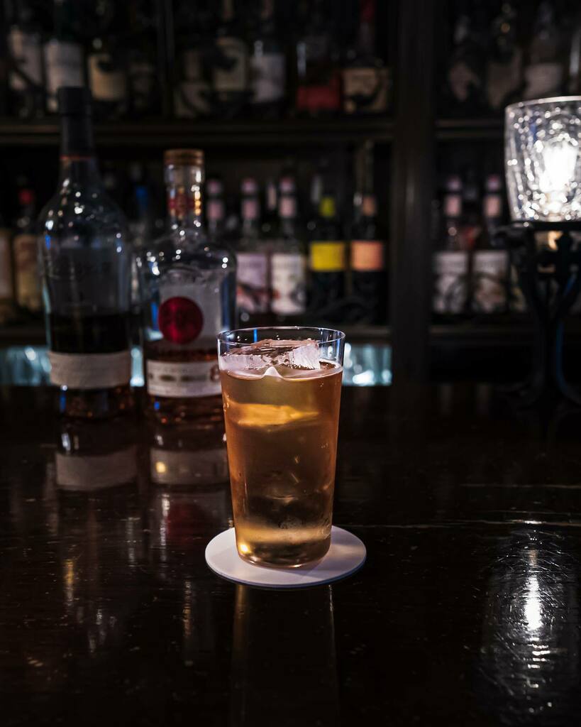 SudareCocktail's tweet photo. 🍸
📍Bar Noble / Yokohama, Japan.

◼︎Rum with Soda water
✒︎Build
　The Rum used.
　♢ Ron Zacapa 23 
　♢ Bacardi 8 

#BarNoble 

------------------------
Camera / SONY α7III
Lens / FE 24mm F1.4 GM https://t.co/uZqLVuL32F
