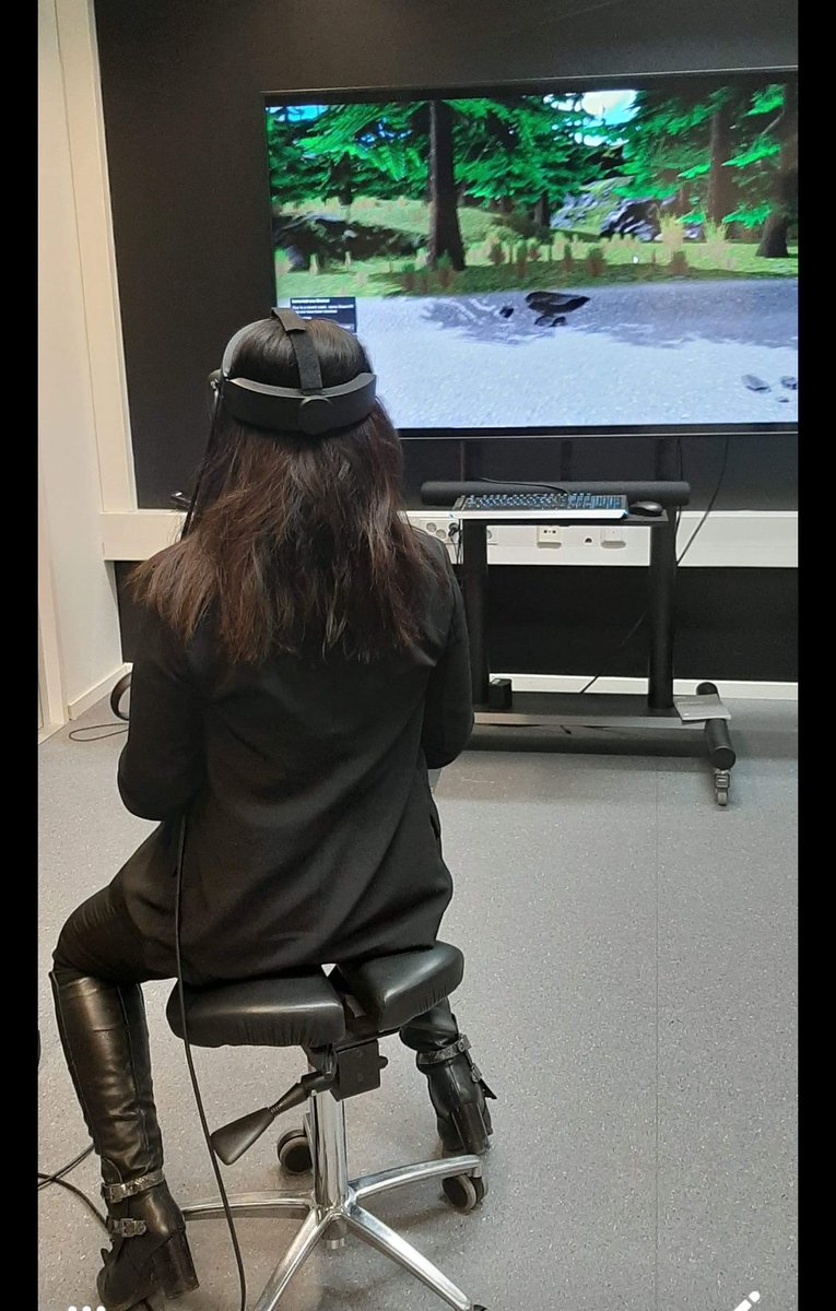 Rakastan metsässä kulkemista, mutta ei tämä virtuaalinen metsäretkikään pöllömpi kokemus ollut 😄 Tänään TurkuAMK Game Labissa tutustumassa virtuaalitodellisuuden mahdollisuuksiin.<a href="/LahtiMari/">Mari Lahti, Turku ❤</a>  #Safe4Child #turkuamk
