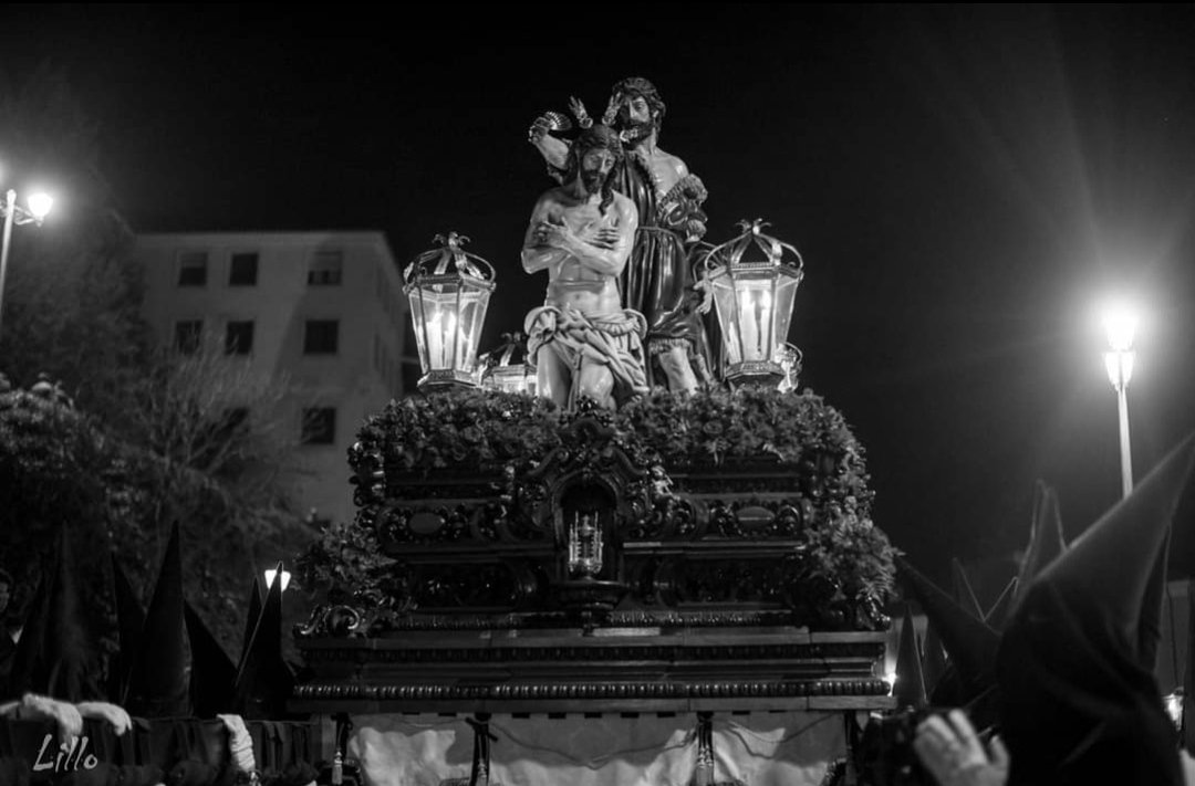 SSantaCuenca's tweet photo. Por último, desde la Iglesia de San Pedro, en la bajada se une la M. I.V Hdad del Bautismo de Ntro Señor Jesucristo #PerdonJdC #SSantaCuenca22 https://t.co/sd92QKeeMk
