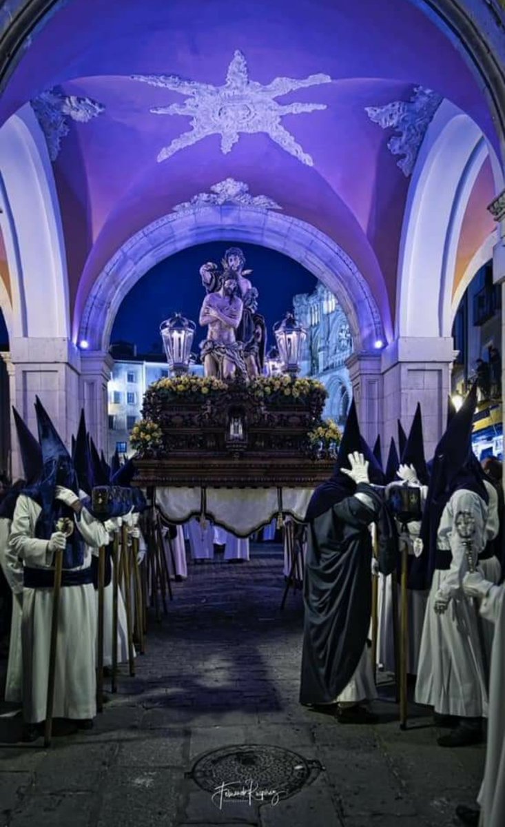 SSantaCuenca's tweet photo. Por último, desde la Iglesia de San Pedro, en la bajada se une la M. I.V Hdad del Bautismo de Ntro Señor Jesucristo #PerdonJdC #SSantaCuenca22 https://t.co/sd92QKeeMk